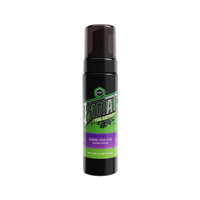 Un flacon noir de 200 ml de BIOTAT Snow Mousse – Nettoyant anesthésiant après-soin, avec une étiquette verte et blanche rehaussée d’accents violets, présenté sur fond blanc.