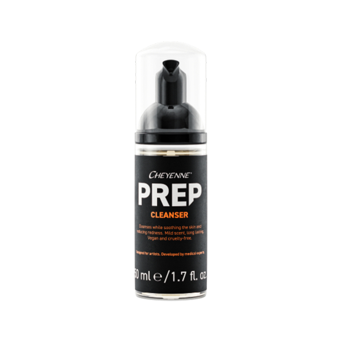 Une bouteille transparente de Cheyenne Prep Nettoyant 50 ml avec un bouchon pompe noir et une étiquette noire avec des détails sur le produit en blanc et orange.