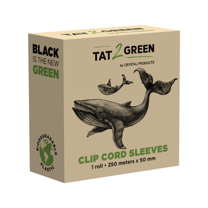 Une boîte beige étiquetée Tat2Green, ornée d’un dessin de baleine noire et de la mention « CLIP CORD SLEEVES ». Elle contient un rouleau biodégradable de gaines de protection noires (250 m x 50 mm). Des accents verts et noirs soulignent le design écologiq