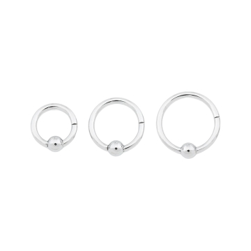 Tilum infattad pärla i titanring med gångjärnsförsedd klickmekanism och kula