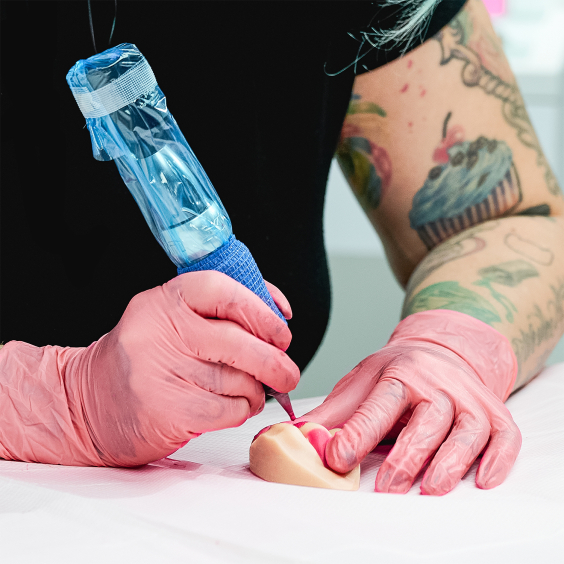 A Pound of Flesh övningsläppar för PMU och kroppsbit för piercing