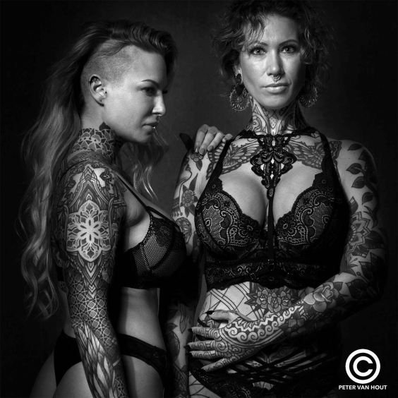 TA(R)TTOO Soffbordsbok i svart och vitt