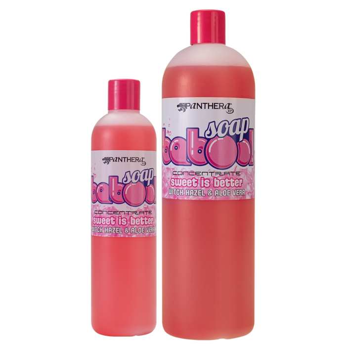 Deux bouteilles de Savon concentr Panthera Babool Hamamlis + Aloe Vera, une grande et une petite, avec un liquide rose et des bouchons roses. Les étiquettes indiquent "sweet is better", avec de l'hamamélis et de l'aloe vera.