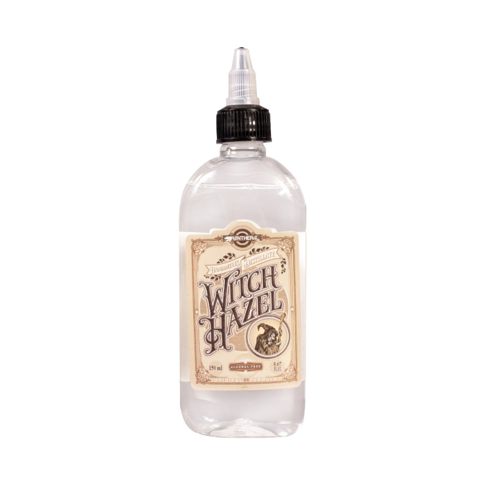 Un flacon en plastique transparent avec un bouchon tournant noir contient Panthera Witch Hazel (150ml). Il comporte une étiquette beige de style vintage avec "Witch Hazel" en lettres décoratives et une petite illustration de sorcière.